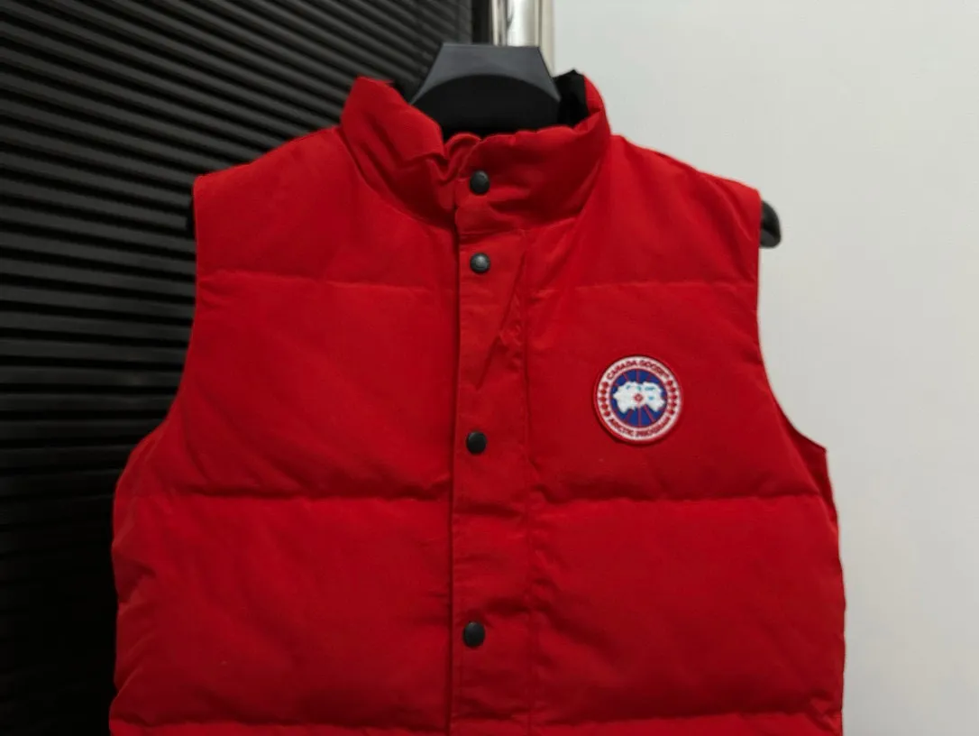P360 [Canada Goose] Canada Goose #Freestyle Crew 4154M Men’s and Women’s Vest Down# ➖ Imported Behringer embroidery machine with customized 10,000-needle embroidery logo! ➖ Imported 21-count polyester-cotton blended original fabric, using Feather-Light 10D waterproof coating fabric, made of 84.5% polyester fiber and 15.5% cotton, 100% the best feel in the entire network! ➖ The genuine official website uses the national standard 80 white duck down, and will never be misled by false claims such as 90 down or goose down! ➖ 100% nylon nylon lining with double double-layer sealing design to prevent velvet from running away. Top-grade polar fleece is used in the collar and pockets to keep warm and comfortable! ➖ Yoshida YKK provides original custom-made electroplated sliders. YKK two-way lockable zippers are tight and smooth and will not peel off paint! ➖ 3M composite original Velcro is durable, and all accessories and hardware are disassembled and customized! ⛔No slander, no exaggeration, no need for too much copywriting, because it is focused, it is professional!  SIZE: XS S M L XL XXL